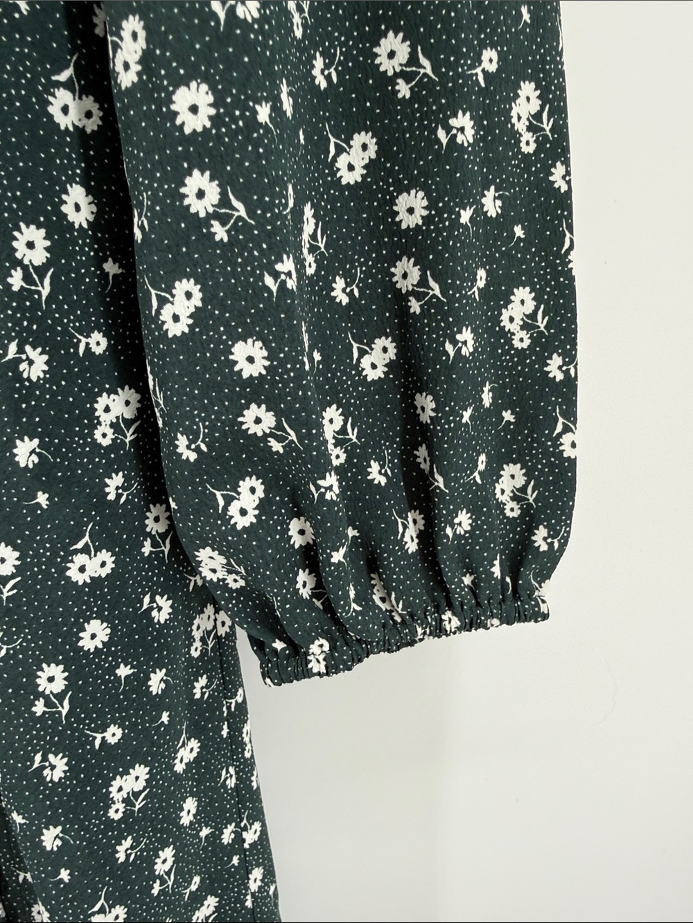 Kittenish Green and White V-Neck Bishop Sleeve Sundress - Picture 3 of 9